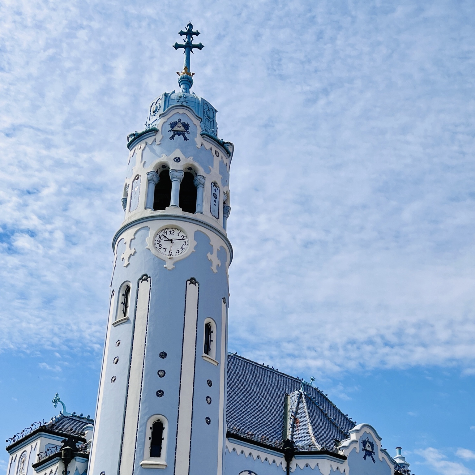 Turm der Blauen Kirche in Bratislava vor hellem Himmel