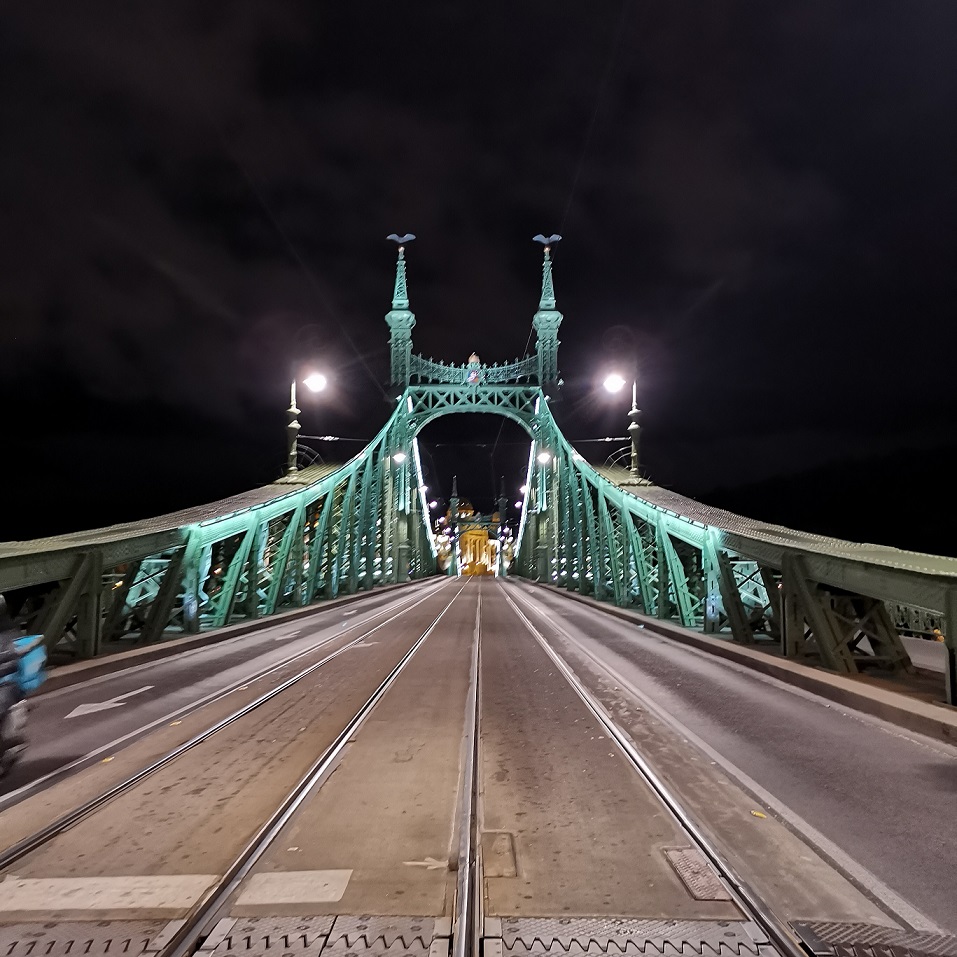 Beleuchtete Freiheitsbrücke in Budapest bei Nacht