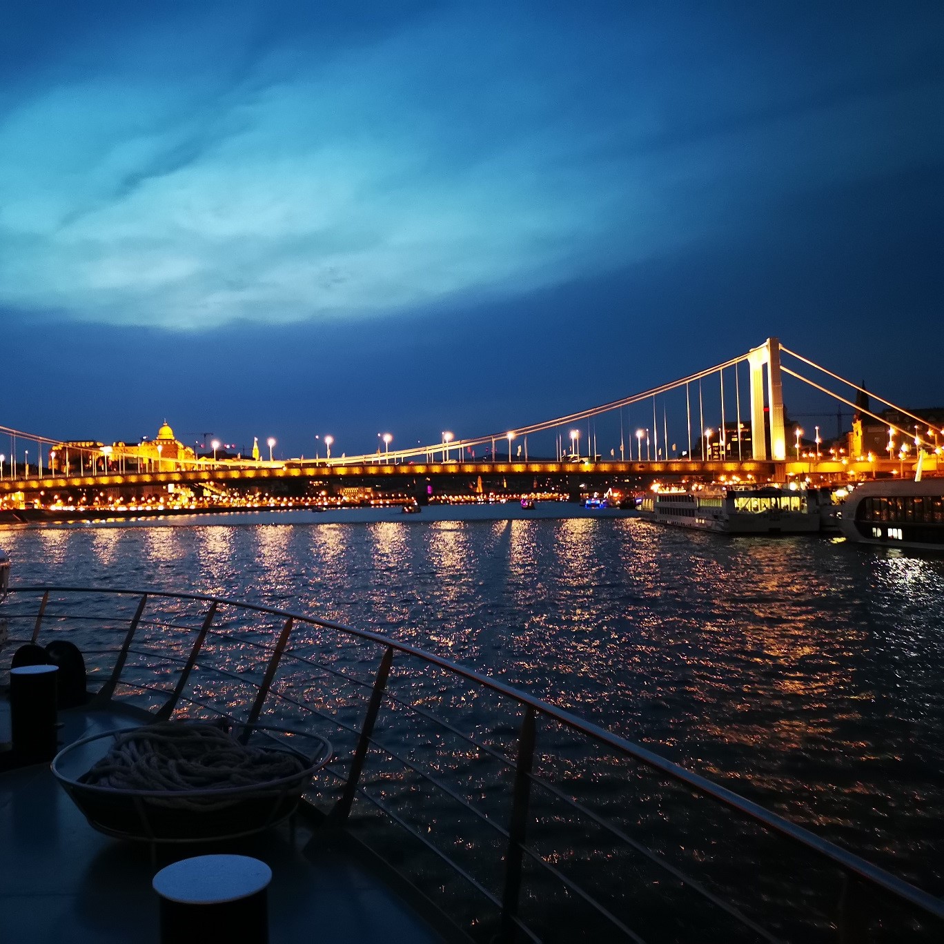 Beleuchtete Elisabethbrücke in Budapest bei Nacht, vom Schiff aus gesehen