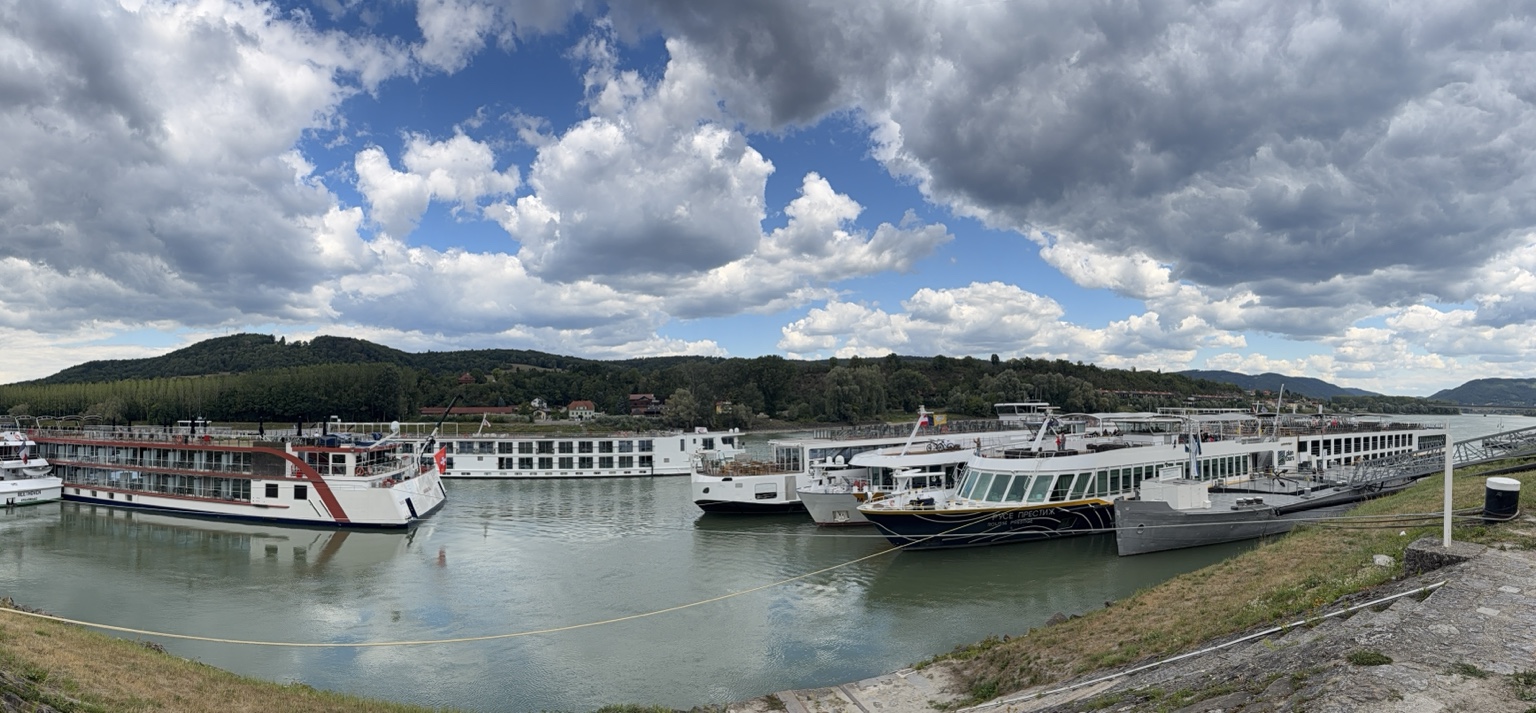 Flusskreuzfahrtschiffe auf der Donau unter eindrucksvollen Wolken