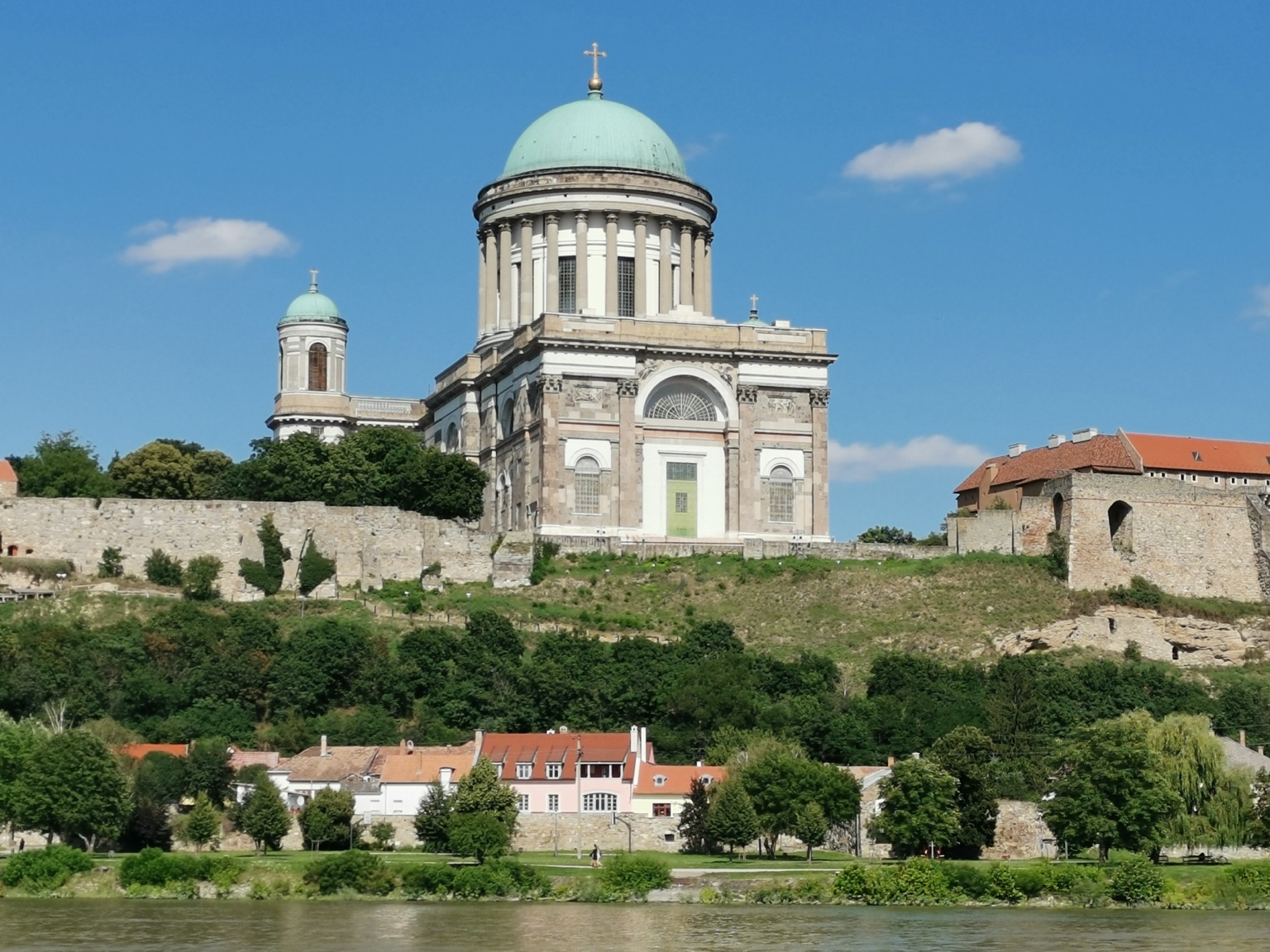 Die Basilika von Esztergom über dem Donauufer